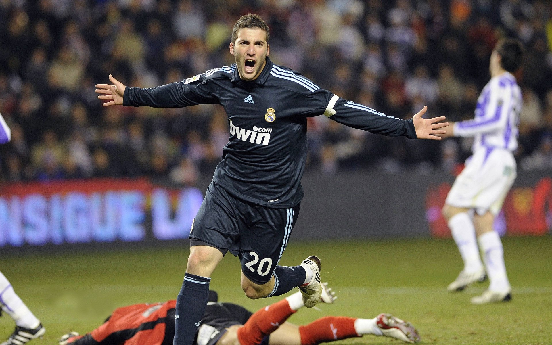 年度焦点之战之夜，莱万压制级发挥，定义足坛巅峰对决