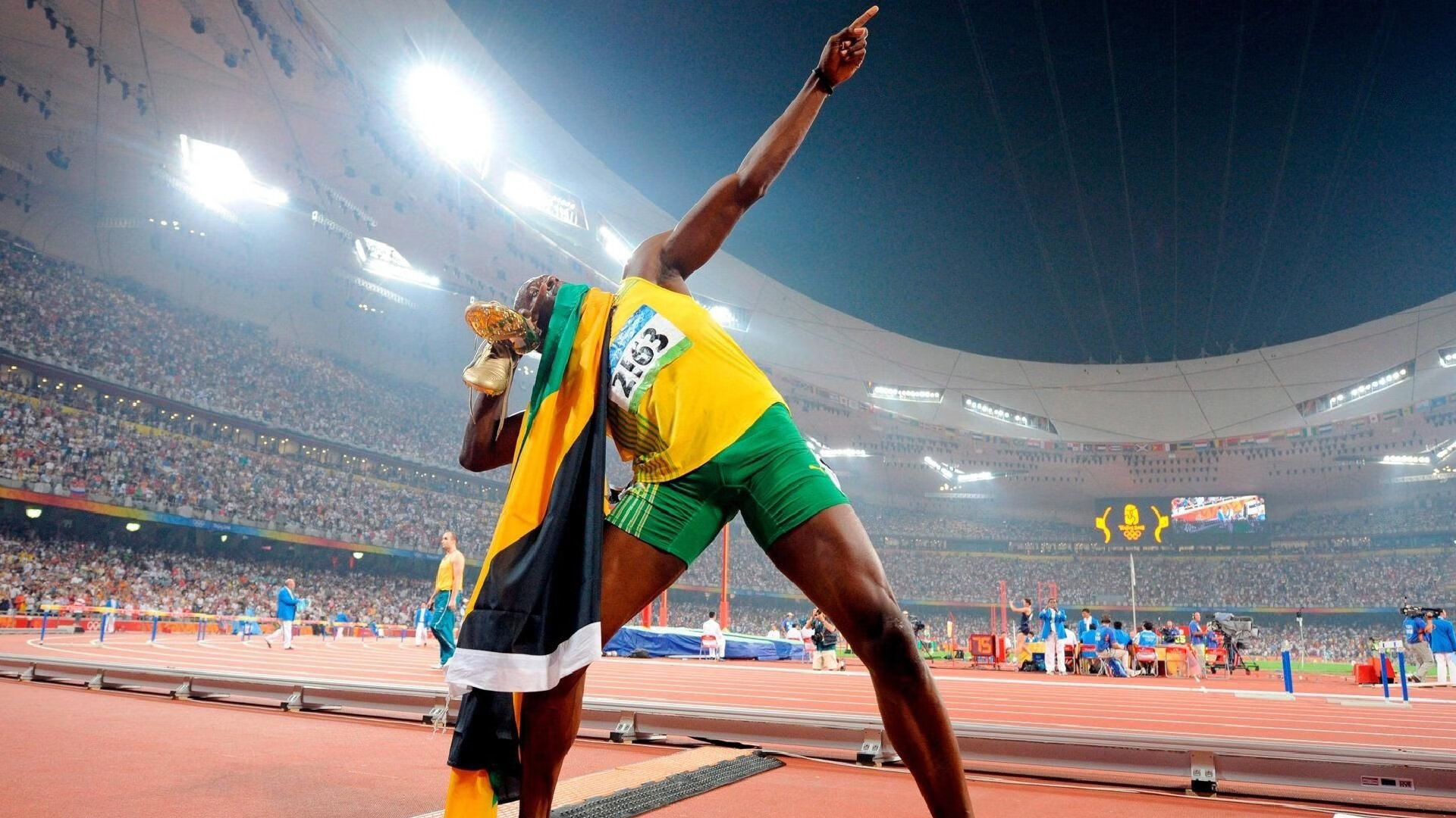 引擎轰鸣与终场哨声，当F1揭幕战与骑士逆转夜相遇